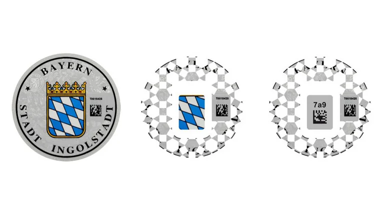 Drei Zustände einer Stempelplakette: geschlossen, teilweise geöffnet und mit freigelegtem dreistelligem Sicherheitscode